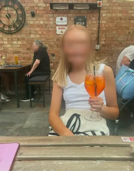 Büsra, 26